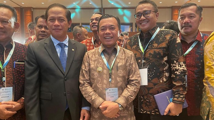 Gubernur Jambi Al Haris (tengah)