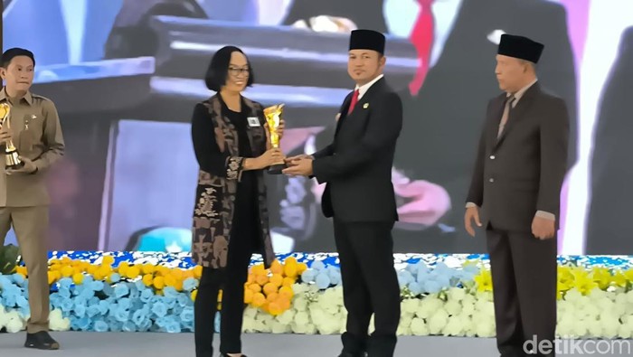 Gubernur Kaltim Rudy Masud memberikan penghargaan kepada perusahaan KMI terkait pengelolaan limbah plastik.