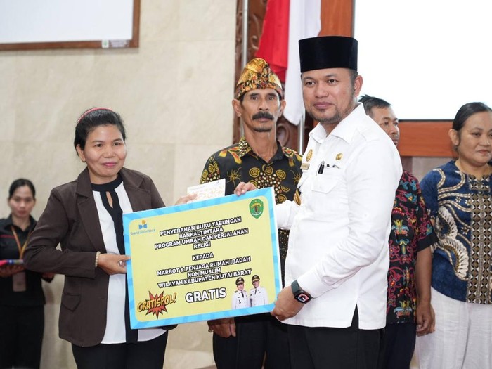Gubernur Kaltim Rudy Masud saat memberikan umrah gratis ke warga Kabupaten Kubar.