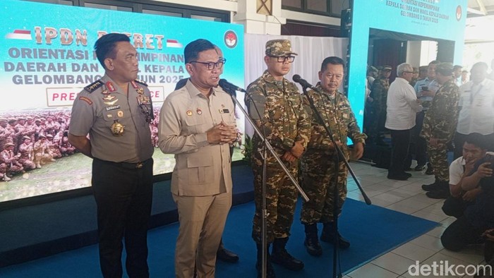 Gubernur Lemhannas RI Ace Hasan Syadzili saat memberikan keterangan kepada awak media, di IPDN, Sumedang, Senin (23/6/2025).
