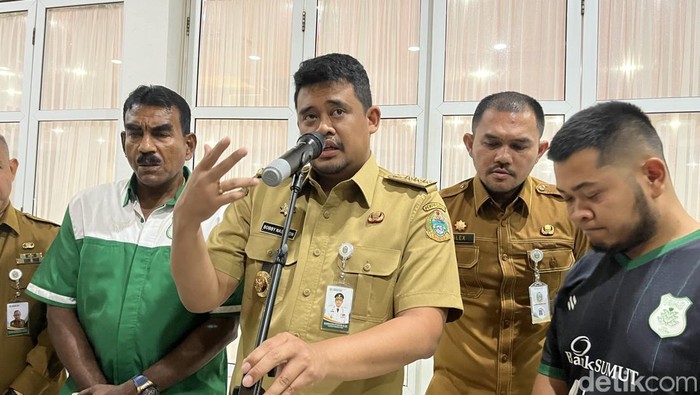 Gubernur Sumatera Utara Bobby Nasution usai menerima audiensi pengurus PSMS Medan di Rumah Dinas Gubsu. (Kartika Sari/detikSumut)