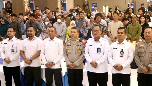 Polda Jatim Terbitkan 1.079 Paspor Sambut Hari Bhayangkara ke-79