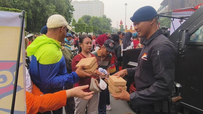 Satbrimob Polda Jateng dan bhayangkari saat mendirikan dapur lapangan dan membagikan 1.700 porsi makanan saat CFD di Semarang