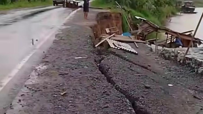 Jalan longsor Rengat-Tembilahan, Riau. (Dok PUPR Riau)