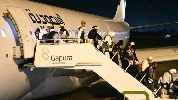 Jemaah haji Debarkasi Palembang tiba di Bandara SMB II Palembang.