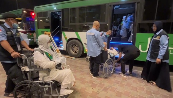 Jemaah lansia peserta safari wukuf saat dibantu naik ke bus usai puncak haji (Dok. Media center haji)