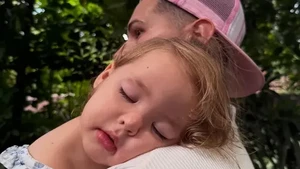 Justin Hubner makin dapet gelar ‘dad vibes’ waktu Kamari tidur pulas di pundaknya. Foto: Instagram @jennifercoppenreal20