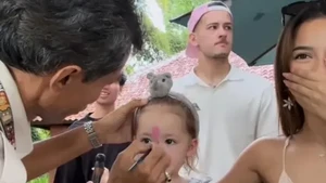 Saat Kamari menghias wajahnya dengan face painting, Justin Hubner juga setia menunggu. Foto: Instagram @jennifercoppenreal20