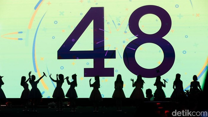 JKT48 tampil dalam acara Perayaan HUT Ke-498 Kota Jakarta di Lapangan Banteng, Jakarta, Minggu (22/6/2025).