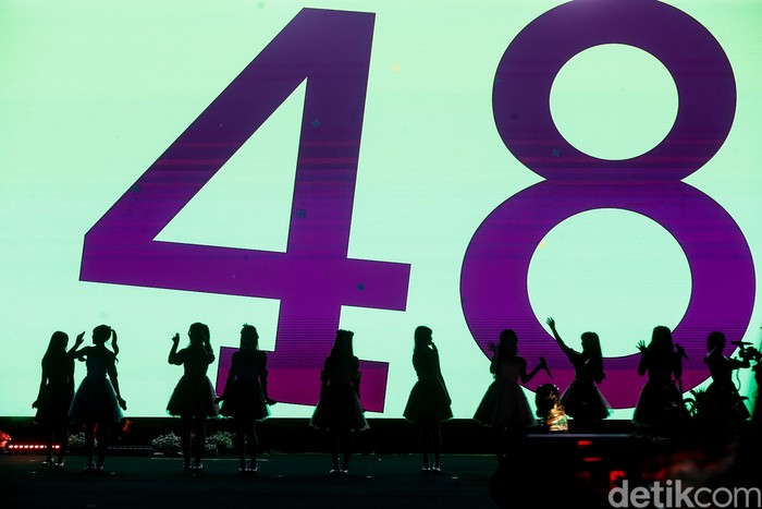 JKT48 tampil dalam acara Perayaan HUT Ke-498 Kota Jakarta di Lapangan Banteng, Jakarta, Minggu (22/6/2025).