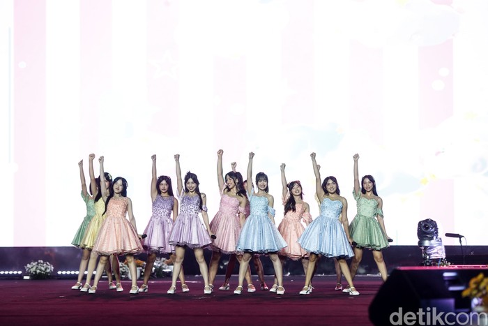 JKT48 Saat Perayaan HUT Ke-498 Kota Jakarta JKT48 tampil dalam acara Perayaan HUT Ke-498 Kota Jakarta di Lapangan Banteng, Jakarta, Minggu (22/6/2025).