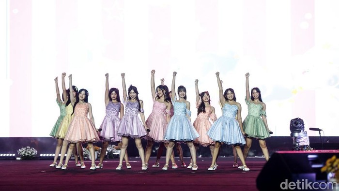 JKT48 tampil dalam acara Perayaan HUT Ke-498 Kota Jakarta di Lapangan Banteng, Jakarta, Minggu (22/6/2025).