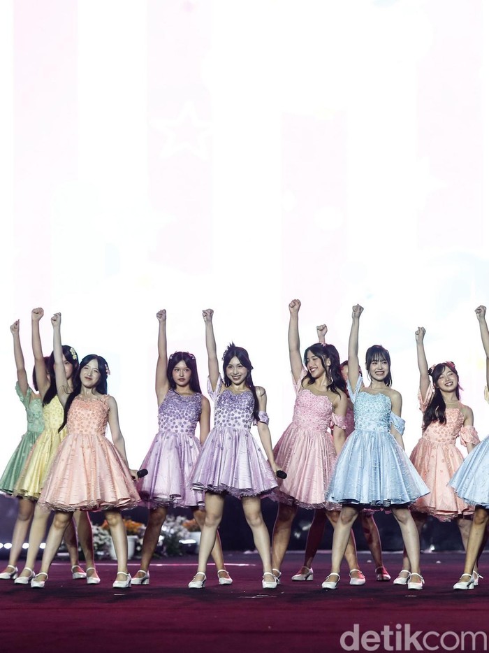 JKT48 tampil dalam acara Perayaan HUT Ke-498 Kota Jakarta di Lapangan Banteng, Jakarta, Minggu (22/6/2025).