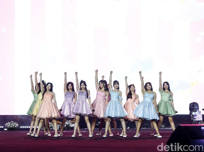 JKT48 tampil dalam acara Perayaan HUT Ke-498 Kota Jakarta di Lapangan Banteng, Jakarta, Minggu (22/6/2025).