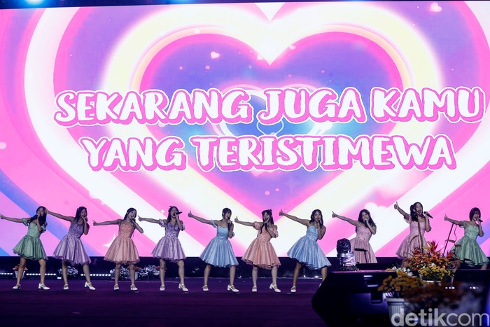 JKT48 tampil dalam acara Perayaan HUT Ke-498 Kota Jakarta di Lapangan Banteng, Jakarta, Minggu (22/6/2025).