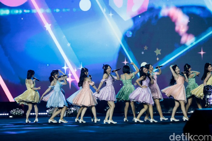 JKT48 Saat Perayaan HUT Ke-498 Kota Jakarta JKT48 tampil dalam acara Perayaan HUT Ke-498 Kota Jakarta di Lapangan Banteng, Jakarta, Minggu (22/6/2025).