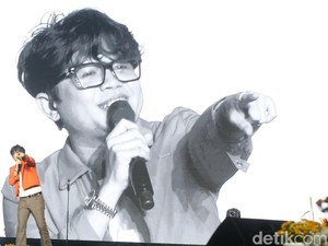 Reaksi Risih Uan Juicy Luicy Disawer buat Buka Celana saat Manggung