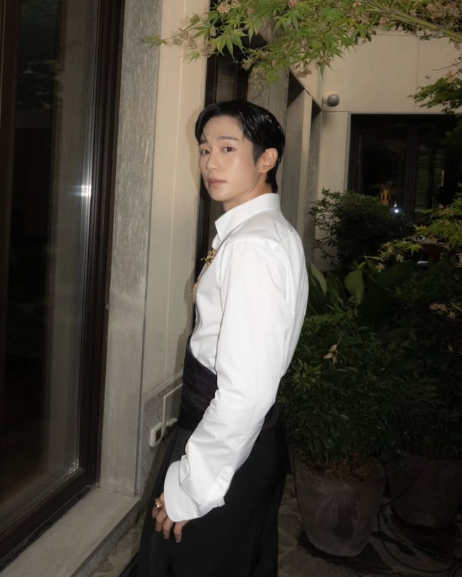 Jung Hae In resmi bergabung dalam keluarga Dolce & Gabbana pada Selasa (1/4/2025). Dia menyusul jejak Moon Ga Young dan Doyoung NCT sebagai global brand ambassador dari Korea Selatan. Foto: dok. Instagram @holyhaein