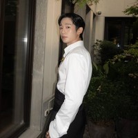 Jung Hae In resmi bergabung dalam keluarga Dolce & Gabbana pada Selasa (1/4/2025). Dia menyusul jejak Moon Ga Young dan Doyoung NCT sebagai global brand ambassador dari Korea Selatan. Foto: dok. Instagram @holyhaein