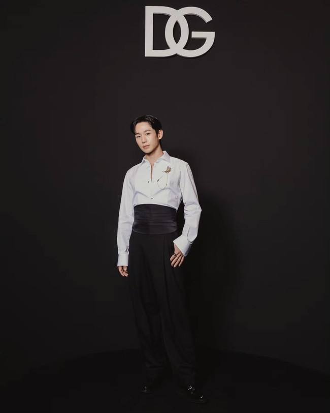 Namun, gaya berpakaian Jung Hae In menuai pro kontra dari netizen Korea. Saat tiba di red carpet, sang aktor tampil dalam balutan kemeja putih dengan garis leher yang rendah dan dimasukkan ke dalam celana hitam berpinggang tinggi. Foto: dok. Instagram @holyhaein