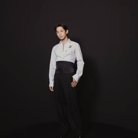 Namun, gaya berpakaian Jung Hae In menuai pro kontra dari netizen Korea. Saat tiba di red carpet, sang aktor tampil dalam balutan kemeja putih dengan garis leher yang rendah dan dimasukkan ke dalam celana hitam berpinggang tinggi. Foto: dok. Instagram @holyhaein