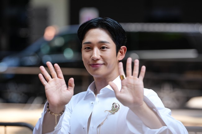 Tak hanya tampil dalam campaign Dolce & Gabbana Spring/Summer 2025. Jung Hae In juga telah memulai debut di Milan Fashion Week 2025 untuk melihat koleksi Dolce & Gabbana Menswear Fall/Winter 2025-2026 awal tahun ini. Di mana sang aktor memakai kemeja dan blazer bernuansa burgundy. Foto: Getty Images/Edward Berthelot