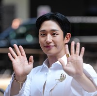 Tak hanya tampil dalam campaign Dolce & Gabbana Spring/Summer 2025. Jung Hae In juga telah memulai debut di Milan Fashion Week 2025 untuk melihat koleksi Dolce & Gabbana Menswear Fall/Winter 2025-2026 awal tahun ini. Di mana sang aktor memakai kemeja dan blazer bernuansa burgundy. Foto: Getty Images/Edward Berthelot