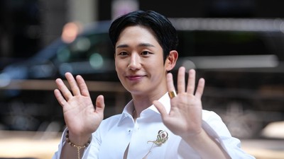 7 Gaya Manglingi Jung Hae In di Milan Fashion Week, Tuai Pro Kontra Netizen