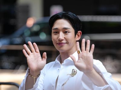 7 Gaya Manglingi Jung Hae In di Milan Fashion Week, Tuai Pro Kontra Netizen