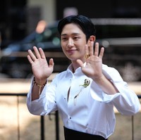 Penampilan Jung Hae In disempurnakan dengan detail bros berwarna emas yang tersemat pada bagian dada kirinya. Aktor 37 tahun itu juga mengenakan koleksi cincin dan gelang mewah yang senada. Foto: Getty Images/Edward Berthelot