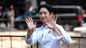 Jung Hae In punya silsilah istimewa sebagai cucu filsuf besar Dinasti Joseon, Jeong Yak-yong. Foto: Getty Images/Edward Berthelot