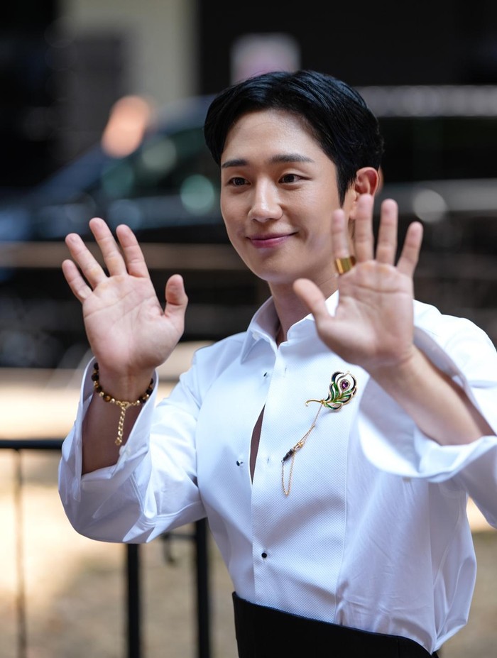 Jung Hae In menghadiri Milan Fashion Week 2025 sebagai global brand ambassador Dolce & Gabbana