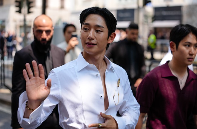 Bintang drama Korea Love Next Door itu menghadiri peragaan busana yang menampilkan koleksi Dolce & Gabbana Menswear Spring/Summer 2026 pada Sabtu (21/6/2025) waktu setempat. Foto: Getty Images/Edward Berthelot