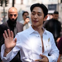 Bintang drama Korea Love Next Door itu menghadiri peragaan busana yang menampilkan koleksi Dolce & Gabbana Menswear Spring/Summer 2026 pada Sabtu (21/6/2025) waktu setempat. Foto: Getty Images/Edward Berthelot