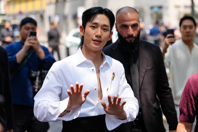 Aktor Korea Jung Hae In kembali menunjukkan eksistensinya di Milan Fashion Week 2025 usai didapuk sebagai global brand ambassador Dolce & Gabbana. Foto: Getty Images/Edward Berthelot