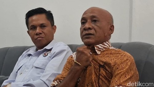 Kabag Umum dan Keungan Setwan DPRD Kabupaten Kupang,  Rony Natonis (kemeja batik) bersama sejumlah kuasa hukumnya saat menyampaikan keterangan pers, Senin (23/6/2025).