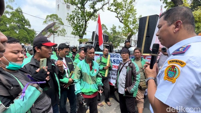 Kadishub Sumut Agustinus Panjaitan saat temui massa aksi pengendara ojol di Kantor Gubernur Sumut. (Kartika Sari/detikSumut)