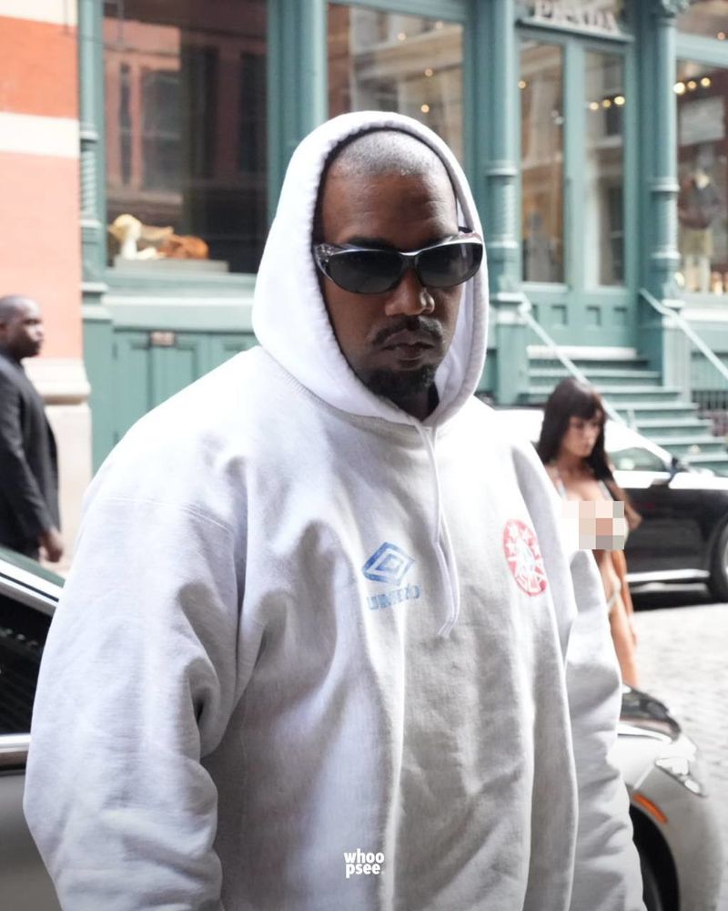 Kanye West dan Bianca Censori yang Pakai Bikini Permen Kanye West dan Bianca Censori yang Pakai Bikini Permen