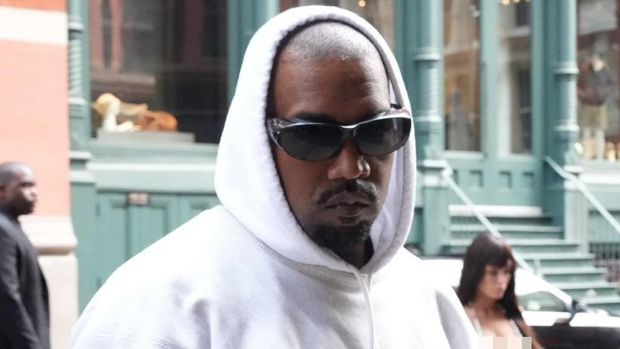 Kanye West dan Bianca Censori yang Pakai Bikini Permen Kanye West dan Bianca Censori yang Pakai Bikini Permen