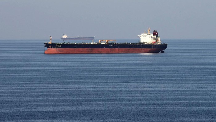 Kapal tanker minyak melewati Selat Hormuz, 21 Desember 2018. (REUTERS/Hamad I Mohammed/Foto File)