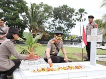 Kapolda Bali Pimpin Ziarah Makam Pahlawan Serangkaian HUT Bhayangkara ke-79