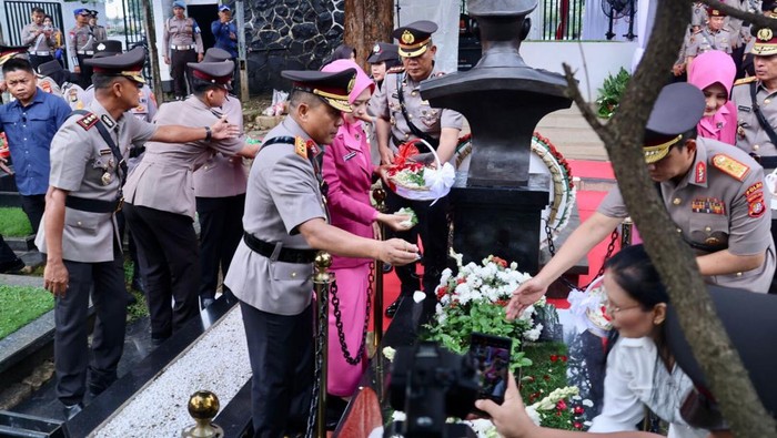 Kapolda Metro Jaya Irjen Karyoto melakukan ziarah di Taman Makam Pahlawan (TMP) Tanah Kusir, Jaksel menjelang HUT Bhayangkara ke-79 pada tanggal 1 Juli 2025. (Dok Istimewa)