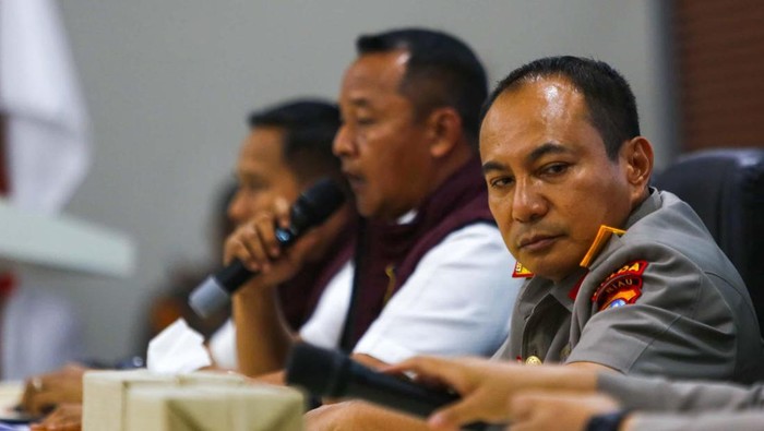 Kapolda Riau Irjen Herry Heryawan menegaskan akan menindak tegas pelaku komersialisasi Taman Nasional Tesso Nilo. Hal itu disampaikan Irjen Herry Heryawan saat konferensi pers di Mapolda Riau.
