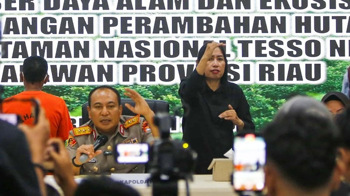 Kapolda Riau Irjen Herry Heryawan menegaskan akan menindak tegas pelaku komersialisasi Taman Nasional Tesso Nilo. Hal itu disampaikan Irjen Herry Heryawan saat konferensi pers di Mapolda Riau.