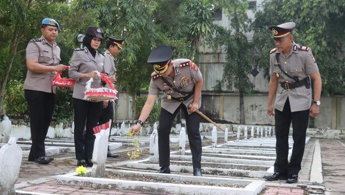 Kapolres Bojonegoro AKBP Mario Prahatinto memimpin ziarah di Taman Makam Pahlawan Bojonegoro.