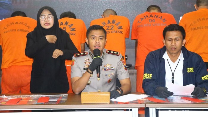 Kapolres Gresik AKBP Rovan Richard Mahenu saat menyampaikan penjelasan tentang komplotan pengganjal ATM.