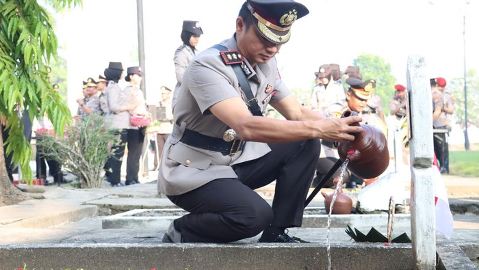 Kapolres Mojokerto Kota AKBP Daniel S Marunduri saat memimpin ziarah ke makam polisi pejuang.