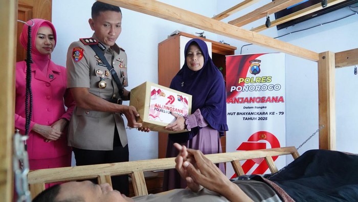 Kapolres Ponorogo kunjungi anggota yang sedang sakit dan memberikan bingkisan.