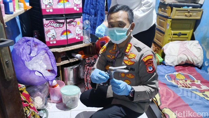 Kapolresta Sorong Kota, Kombes Happy Perdana menunjukkan salah satu alat yang digunakan untuk aborsi.