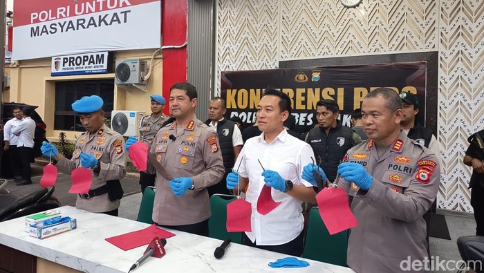 Kapolrestabes Makassar Kombes Arya Perdana saat merilis kasus pembacokan remaja oleh geng motor